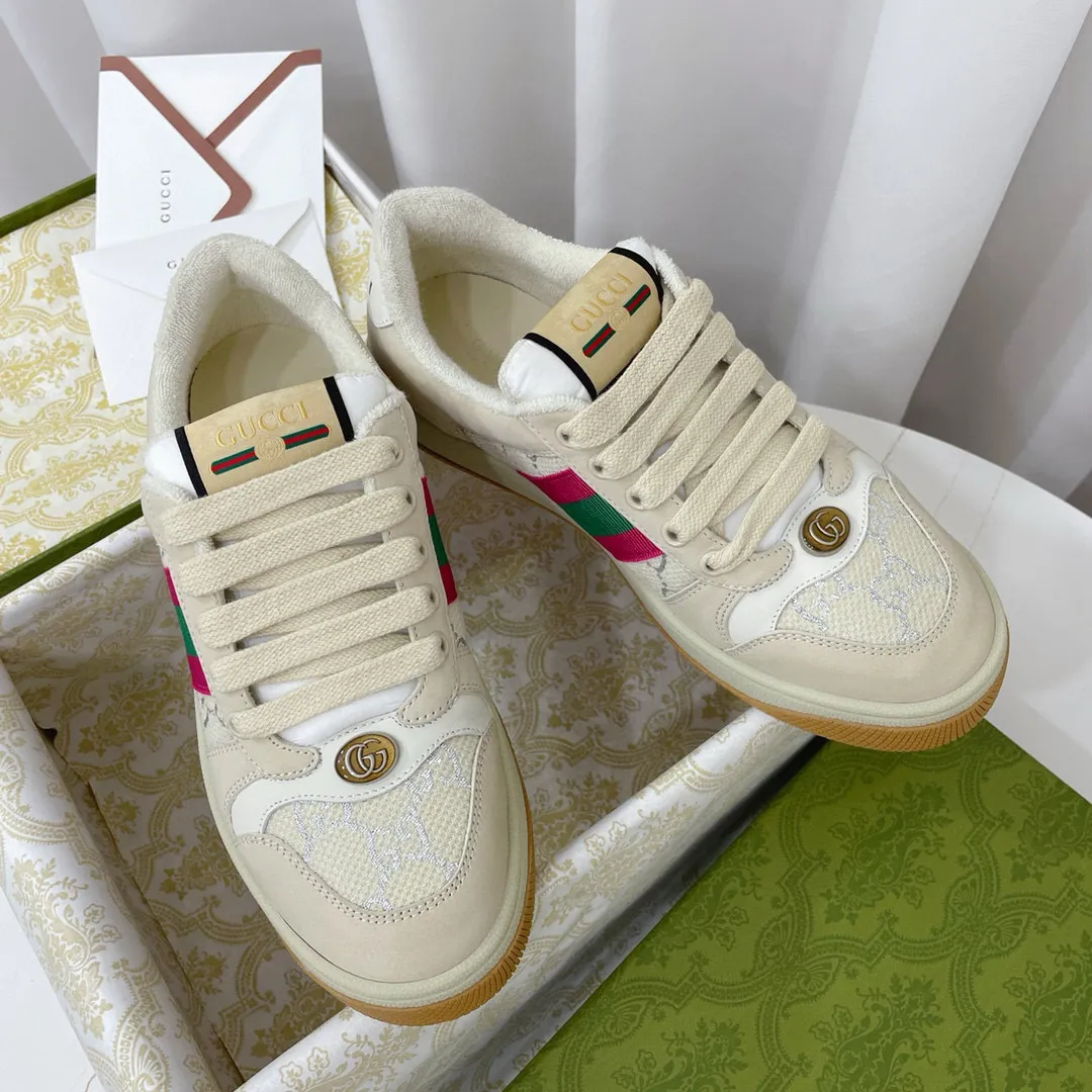 Ex-factory price: 540💰 GUCCI Gucci's newly upgraded back cover lining, top-notch old dirty shoes, classic casual sports shoes for couples, retro sneakers and old G family dirty shoes, updated at the counter simultaneously! ①The shoe upper has the same water-based edge coating process as the original version⚠️The ordinary oil edges on the market have a strong glue feel and are easy to fall off! Grade A first-layer nubuck leather (with pores)/matching computer embroidered double G cloth, high-density terry velvet lining. ② A PVC transparent small round mark sealing line is added to the details of the midsole. The mold is opened six times and the jewelry craftsmanship is used to customize the two-color double G buckle, striving to be the same as the original version. A pair of buttons is more than three times more expensive than ordinary buckles on the market. ③An old two-color washable label, the chip is placed on the outer waist of the right foot, the entire shoe is completely hollowed out with rubber technology, TUP material (rubber to distinguish the market) with the latest green packaging from the counter, 3D printed handbag, and a pair of shoelaces. There is no pressure when entering and exiting the counter. You can buy a 1:1 accurate replica of the original version and modify and upgrade it repeatedly. The details are perfectly restored, the materials are all customized, and they are truly top-notch. Please look at the details clearly to identify the quality. Upper: First-layer frosted cowhide/embroidered double G cloth. Lining: original high-density velvet lining. Foot pads: original pearlescent sheepskin. Outsole: private molded vacuum TPU material. Packaging: original top-grade full set packaging at the counter. Shoe size: women's size 35-40, men's size 39-44 (men's size 38, 45🉑️customized, non-returnable)